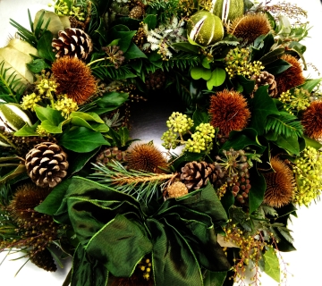CHRISTMAS WREATHS Elegant Green Natural Door Wreath photo